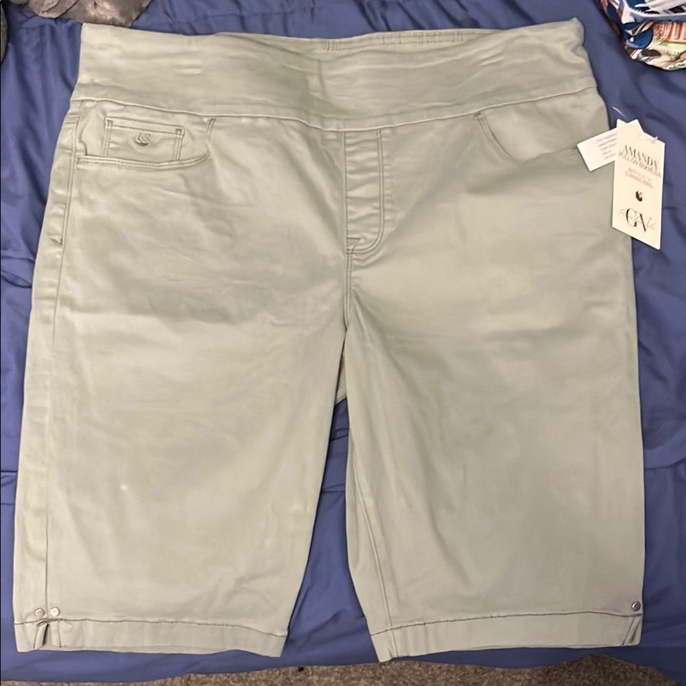 Amanda & Chelsea Green Bermuda Shorts with Relaxed Fit